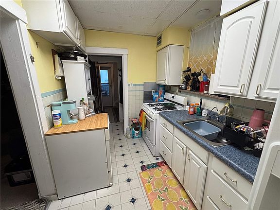 4th image of 3476 Webster Ave