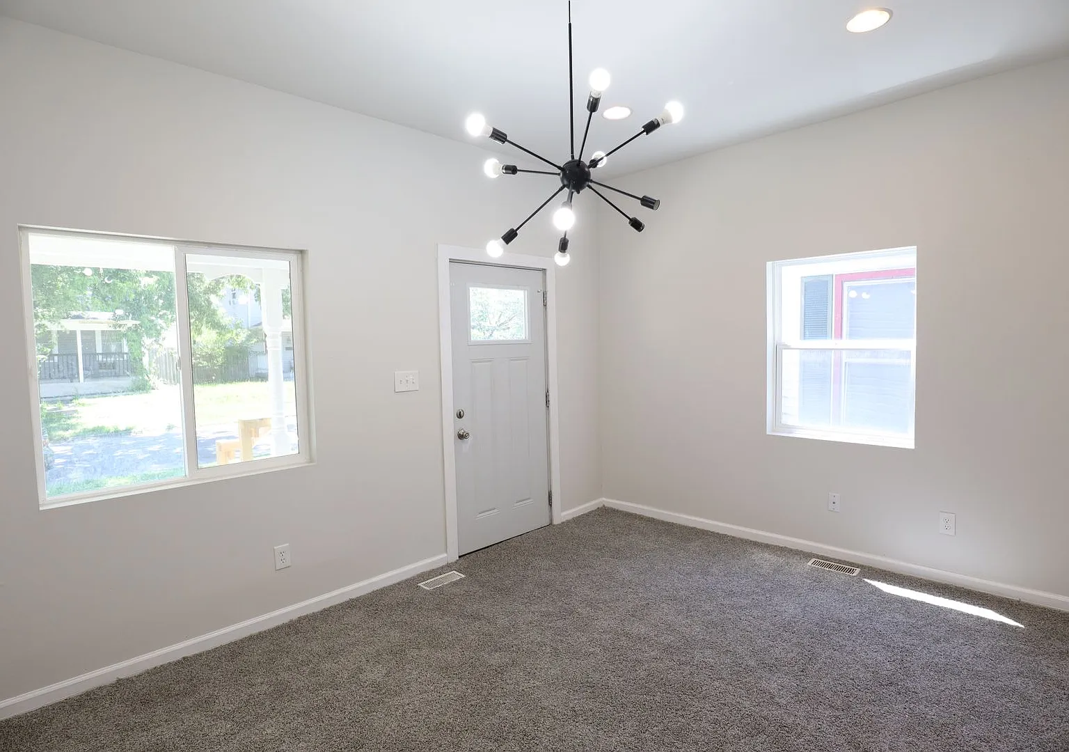 3 bed, 2.0 bath, 1081 sqft, $1,450 — Photo 2