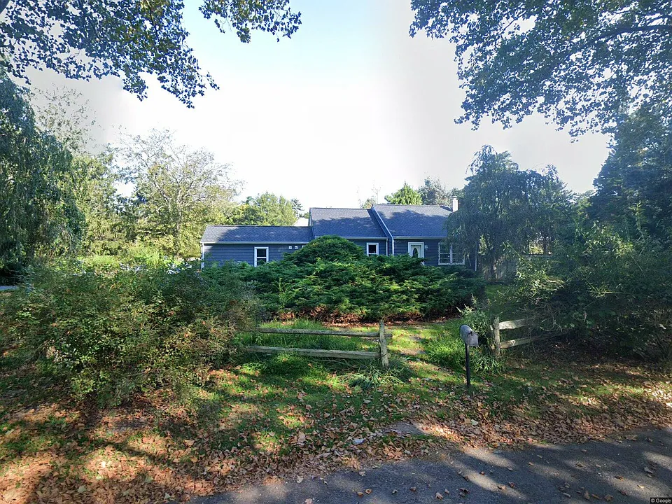 240 Parkview Ln