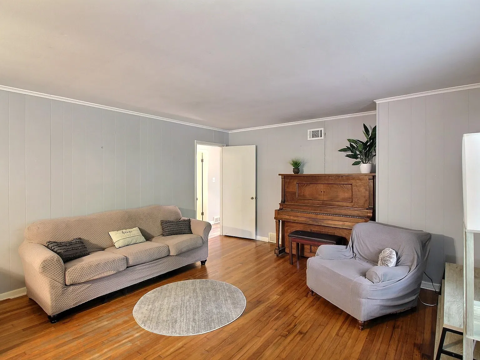 3 bed, 1.0 bath, 1043 sqft, $1,650 — Photo 3