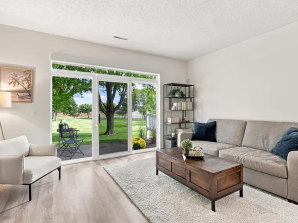 789 Providence Dr, Shakopee, MN 55379