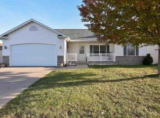 6214 Palmetto Cir SW, Cedar Rapids, IA 52404