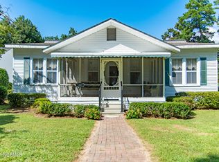 1008 Lake Shore Dr, Lake Waccamaw, NC 28450