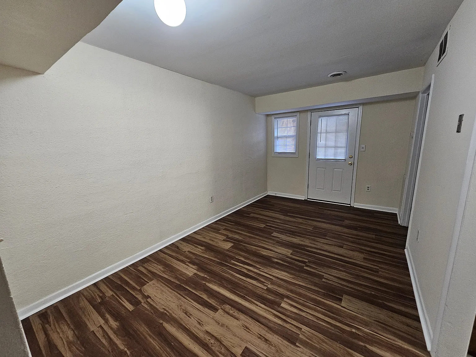 3 bed, 1.0 bath, 1054 sqft, $1,200 — Photo 4