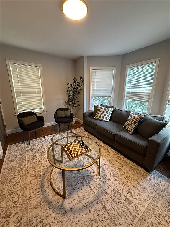 5 bed, 1550 sqft, $7,550 — Photo 2
