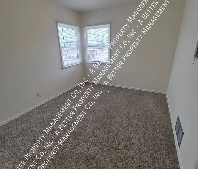 4547 E 14th St — Photo 5