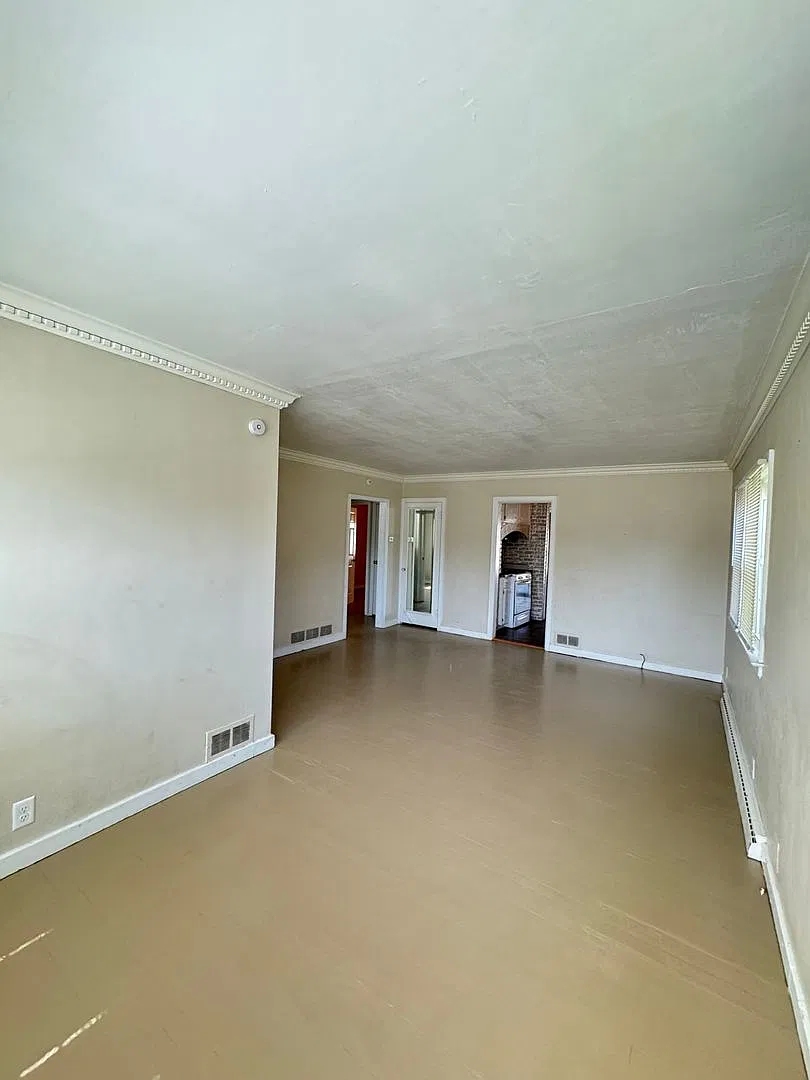 1732 Lincolnway E — Photo 3