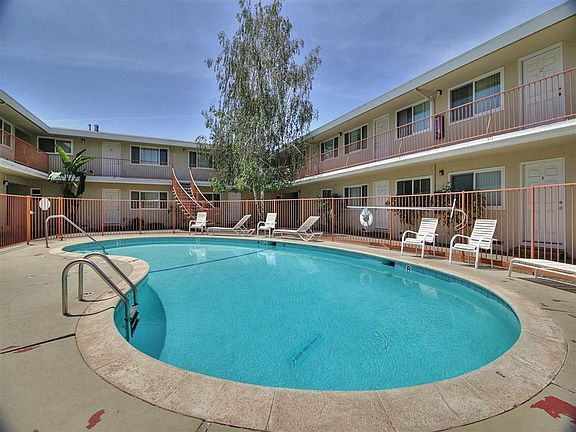 3rd image of 1960 California St #21