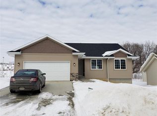 2020 Shady Grove Rd SW, Cedar Rapids, IA 52404