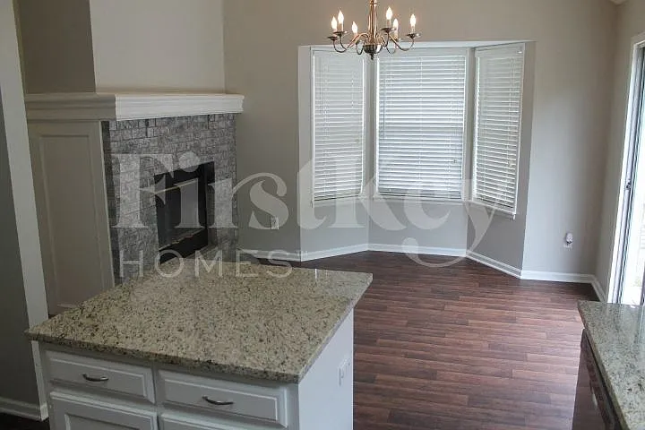 619 N Crest Dr — Photo 5
