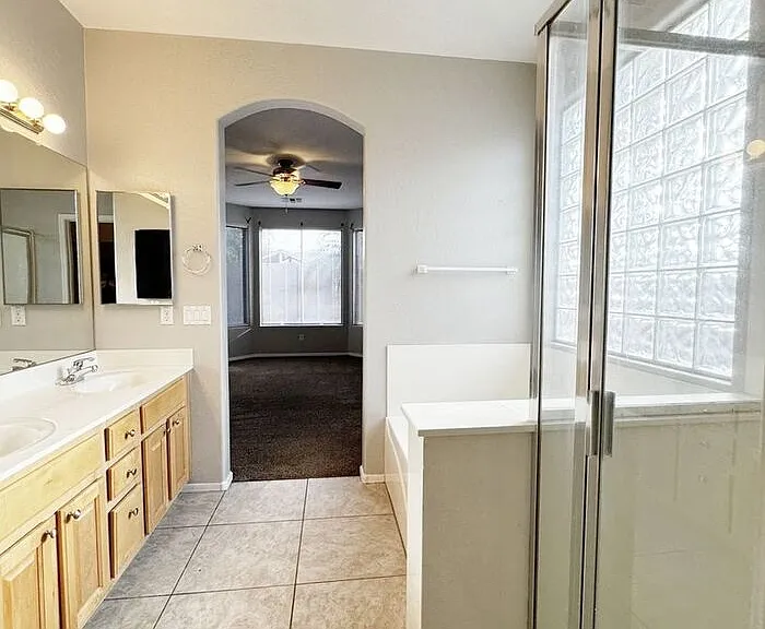 2421 W Ellis St — Photo 44