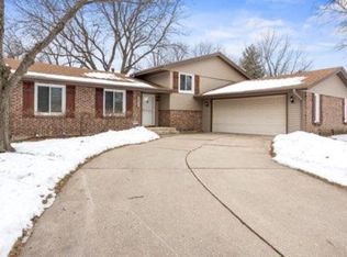 5655 Pepper Dr, Rockford, IL 61114