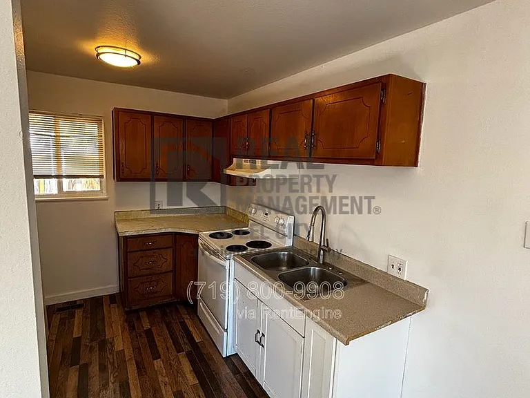 910 E 9th St #B — Photo 4