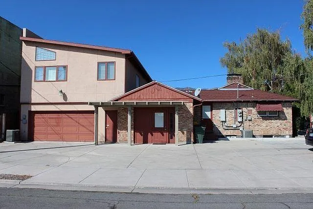 205 E John St — Photo 1