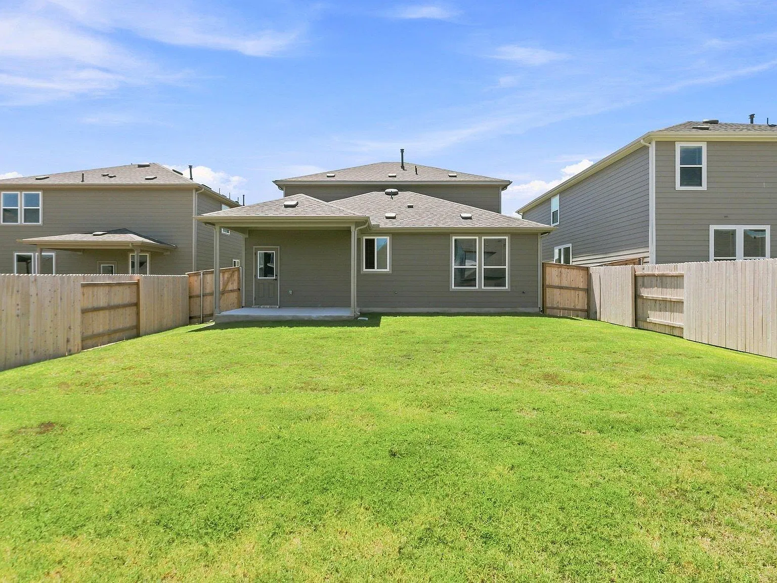 5 bed, 3.0 bath, 2488 sqft, $2,495 — Photo 4