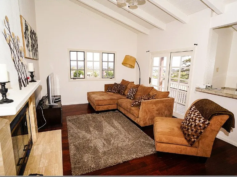 Family/Living Room with 2 balconies, Views, Views, Views!
