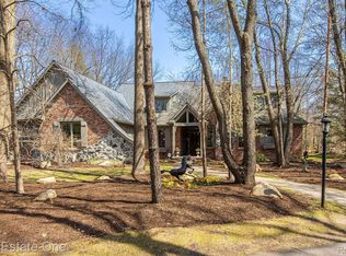 9316 Lakebluff Dr, Clarkston, MI 48348