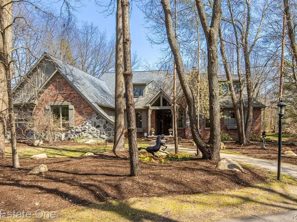 9316 Lakebluff Dr, Clarkston, MI 48348