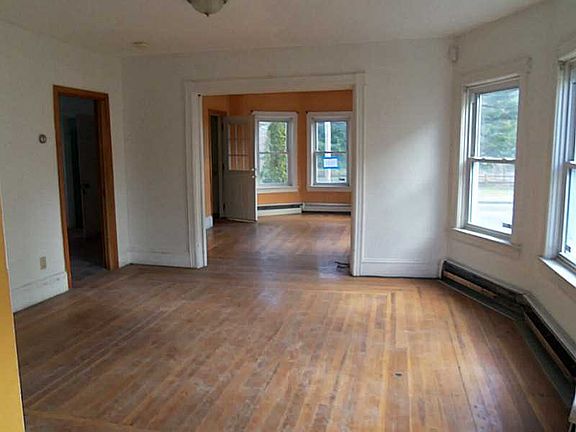 4th image of 452 Lonsdale Ave