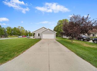 211 Kingsberry Ct, Blissfield, MI 49228