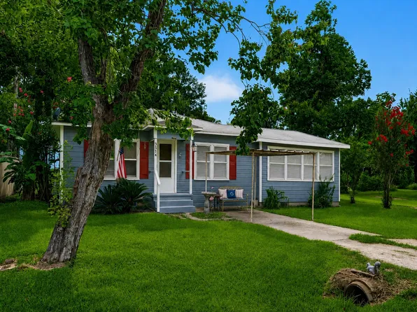 3514 Commerce St, Damon, TX 77430