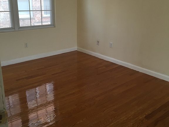 4th image of 210 N Walnut St