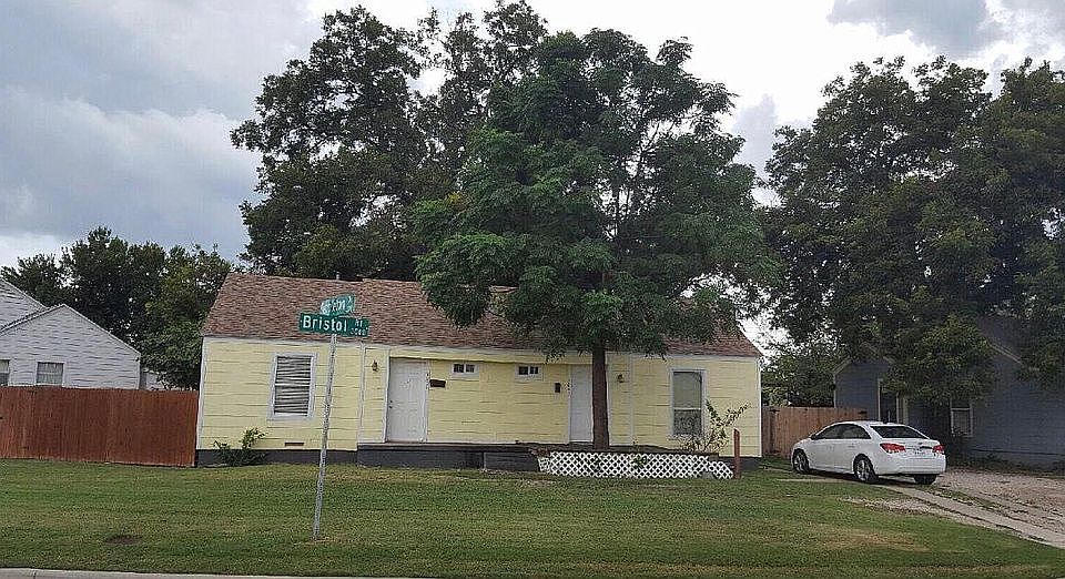 3001 Bristol Rd from street apartment on left