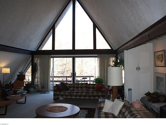 3rd image of 3273 Fox Run Dr