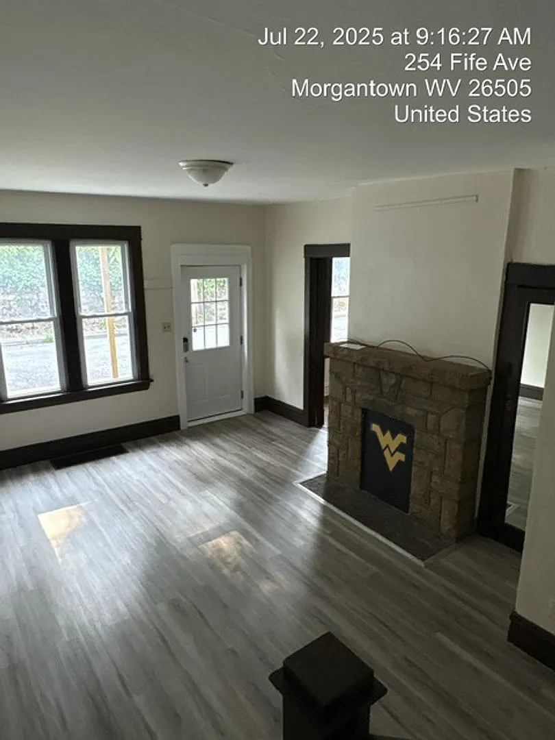 254 Fife St — Photo 2
