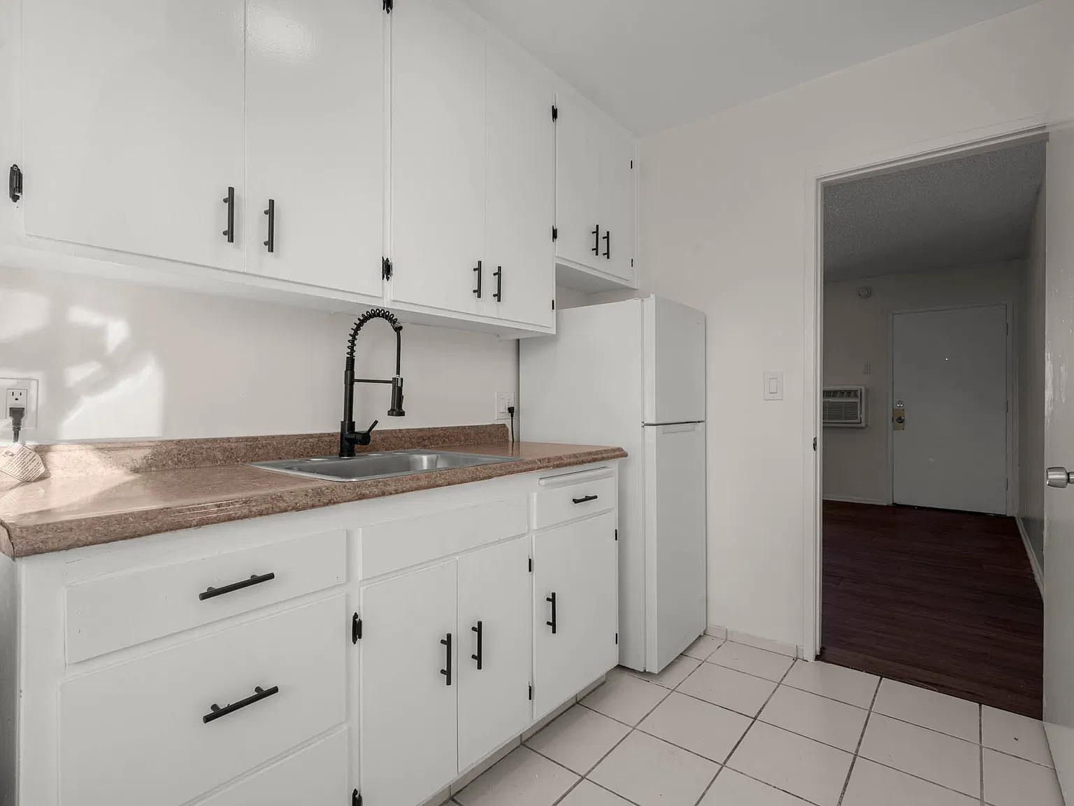 11741 Saticoy St — Photo 2