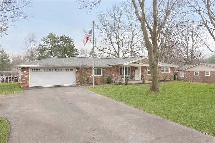 4 bed, 2.5 bath, 2436 sqft, $2,500 — Photo 2