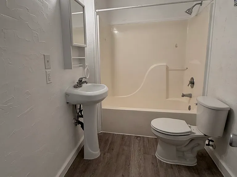 107 N Peach St — Photo 8