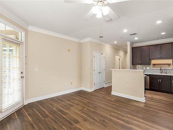 3rd image of 4105 Stratford Cmns