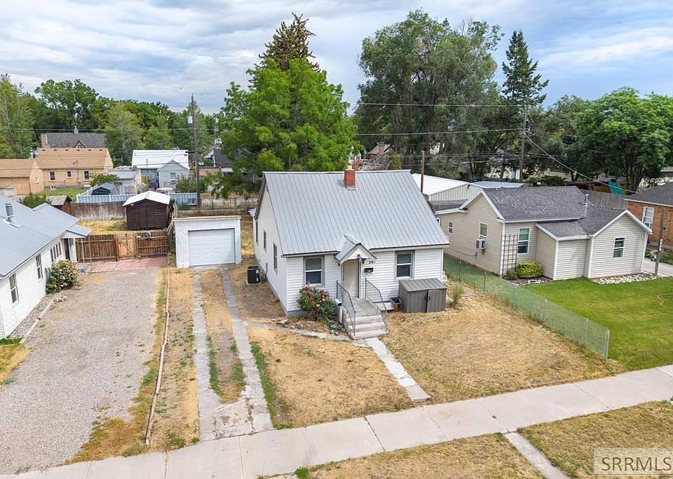 1st image of 261 E 15th St