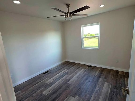 5th image of 205 Robinson Ln