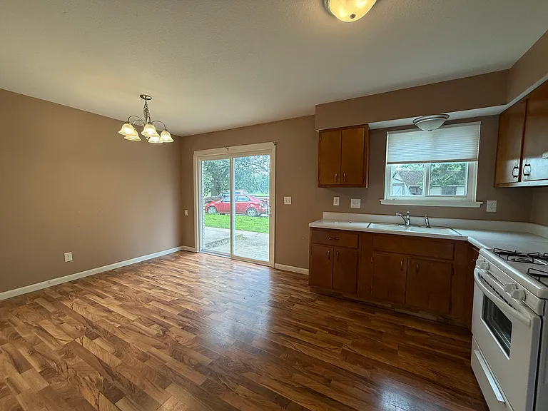 409 Lakeside Ave — Photo 6