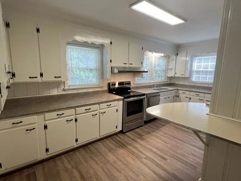 3 Bedroom 1.5 Bath Home Family Room, Living Room and Dining Room! - Eastside of Greenville — Photo 1