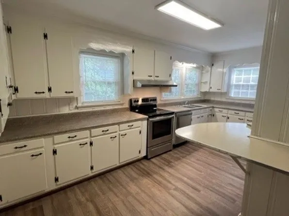 3 Bedroom 1.5 Bath Home Family Room, Living Room and Dining Room! - Eastside of Greenville, 15 Orleans Ct, Greenville, SC 29615