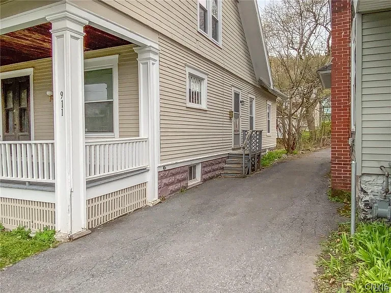 911 Ackerman Ave — Photo 2