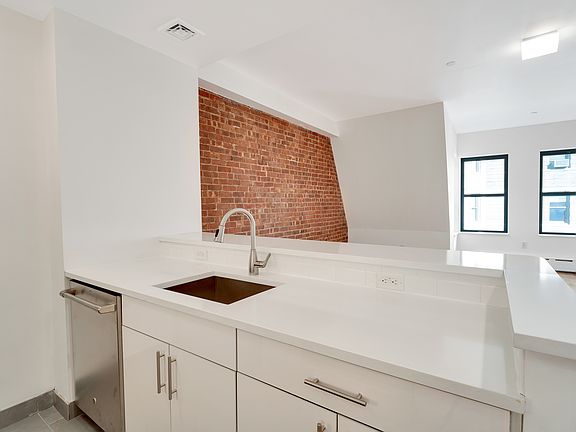 3rd image of 228 W 75th St APT 4
