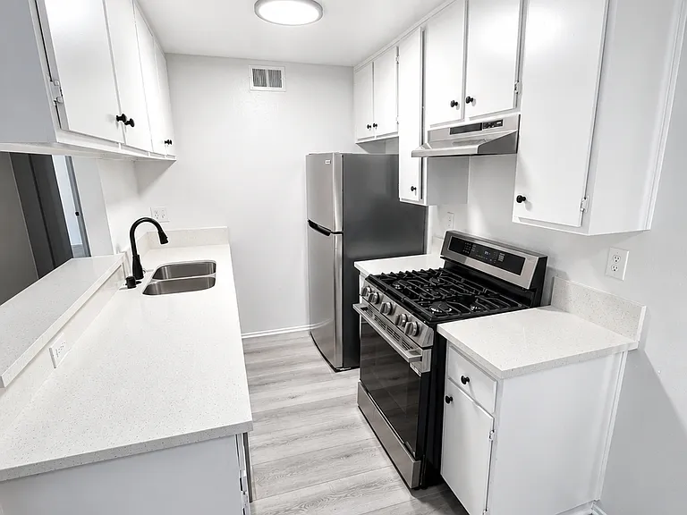 5531 Corteen Pl — Photo 5