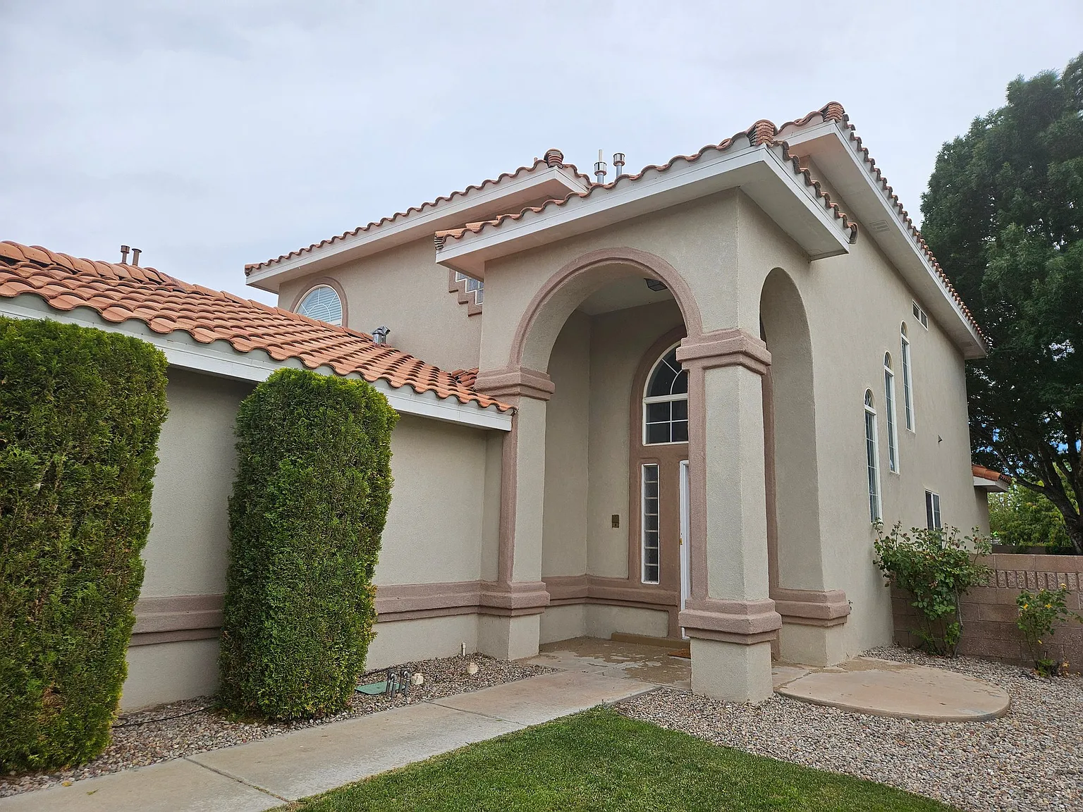 Spacious 3 Bed, 2.5 Bath Home Next to Domingo Baca Park — Photo 2