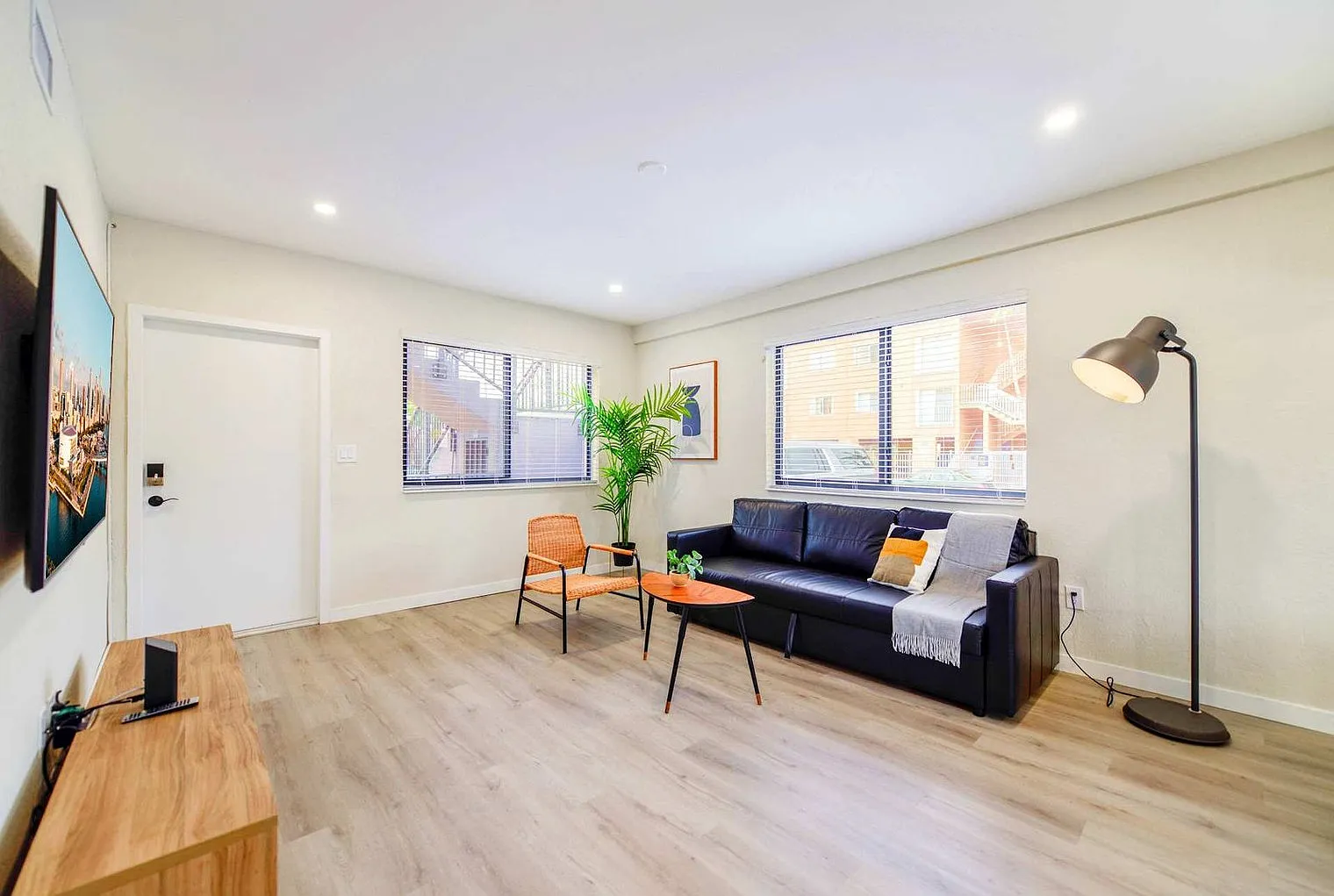 1 bed, 1.0 bath, 635 sqft, $1,880 — Photo 2