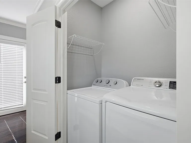 531 Woolworth St — Photo 14