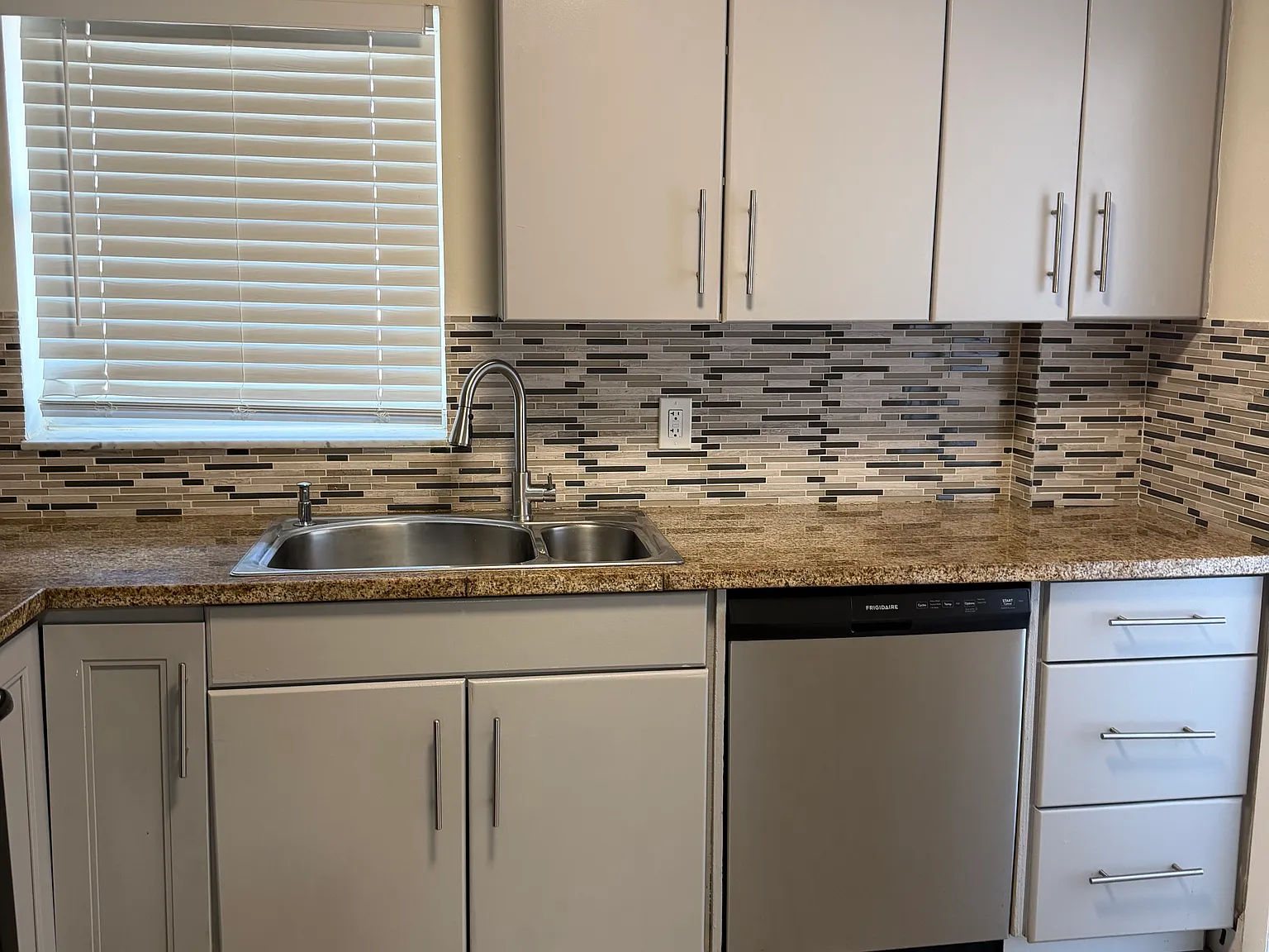 2 bed, 1.5 bath, 893 sqft, $2,000 — Photo 2