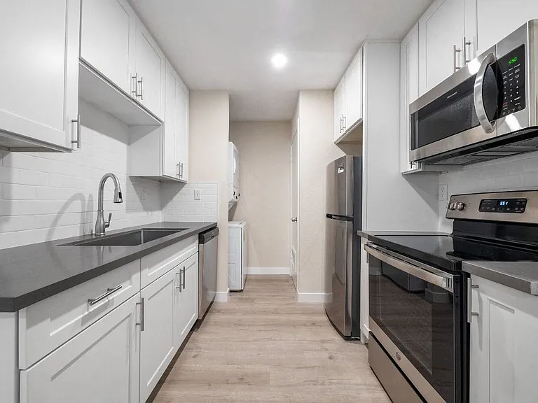 Sunset Cliffs Apartments — Photo 10