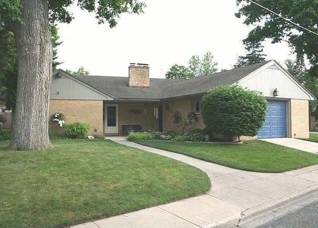 888 W Walnut St photo 1