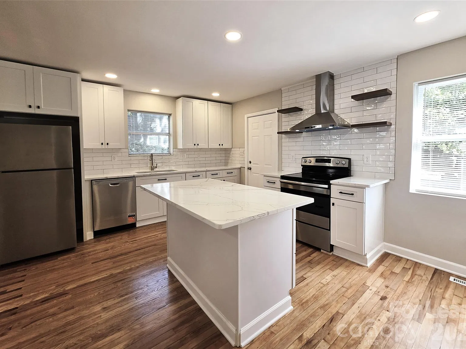 2 bed, 1.0 bath, 920 sqft, $1,575 — Photo 2