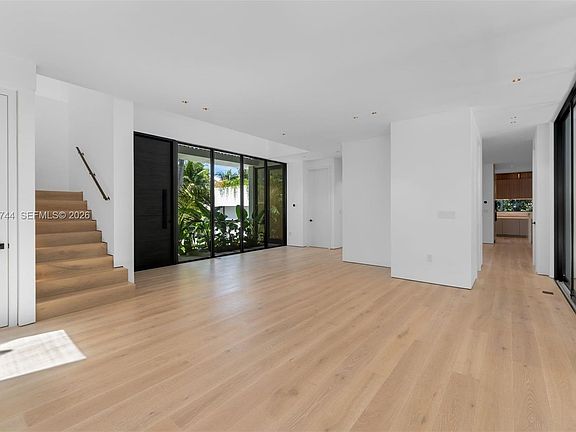 5th image of 165 Hampton Ln