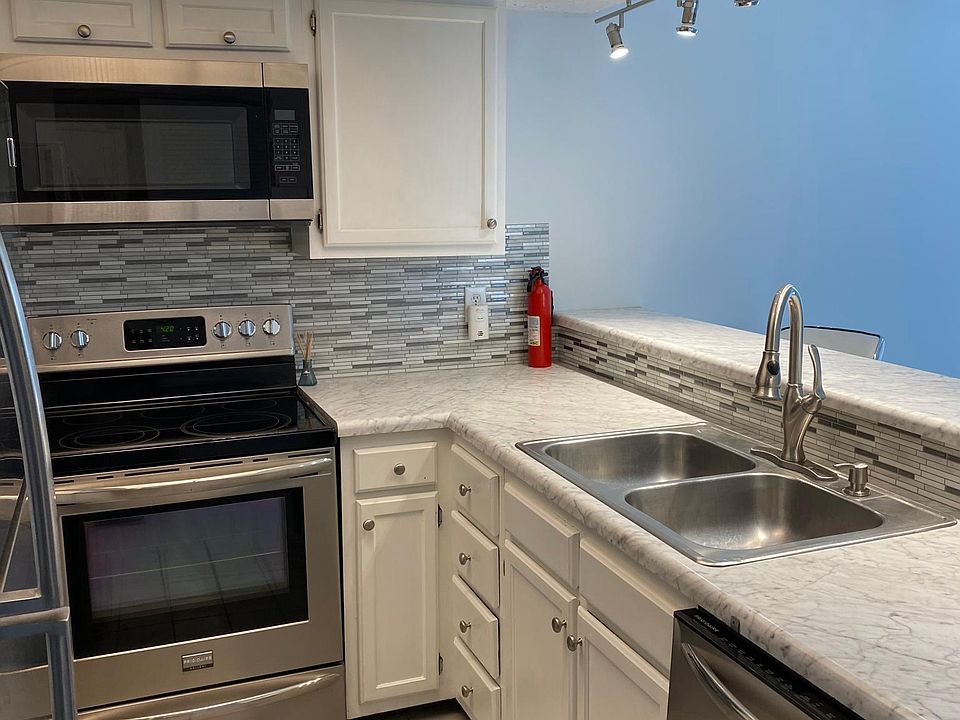 1st image of 2991 Horseshoe Bend Dr APT B
